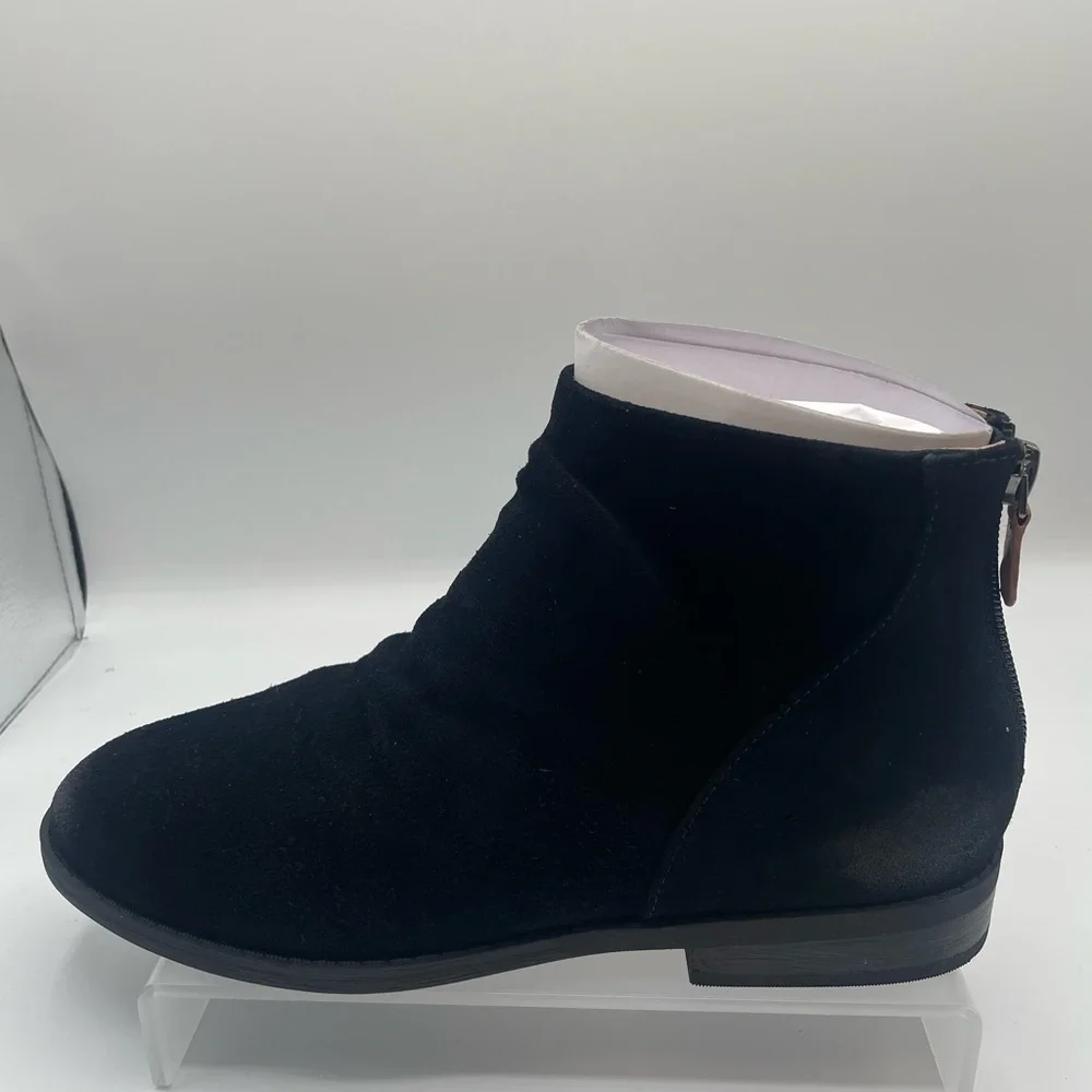 Gentle Souls by Kenneth Cole Emma zip bootie, Black Suede Chukka Boots size 6